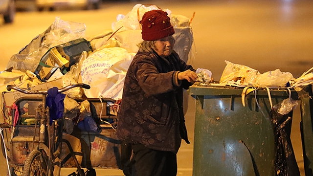 敬禮，勵(lì)志可愛的“拾荒奶奶”