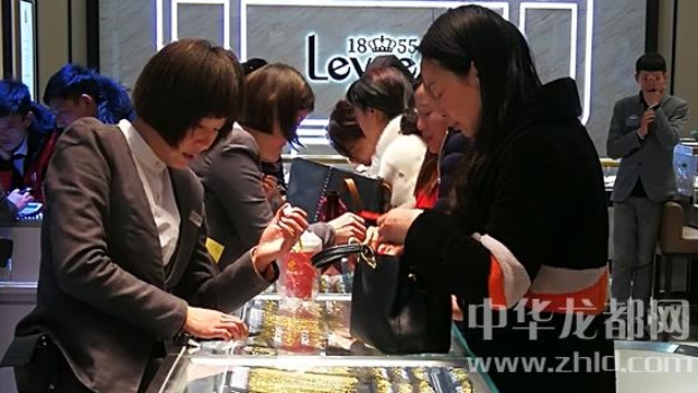 臨近春節(jié)，周口消費市場紅似火