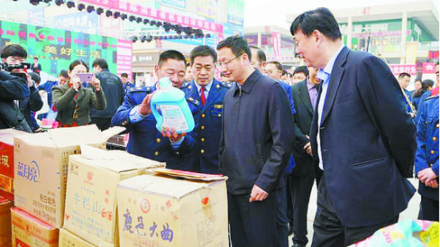 項(xiàng)城市消協(xié)、市工商局舉行國(guó)際消費(fèi)者權(quán)益日宣傳活動(dòng)