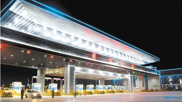 周口北收費(fèi)站流光溢彩，一派迎接省十三運(yùn)會(huì)的喜慶氛圍