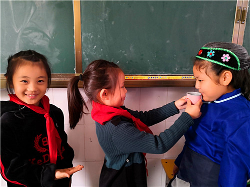 周口：小學(xué)生扮演“爺爺、奶奶” 感受重陽敬老情