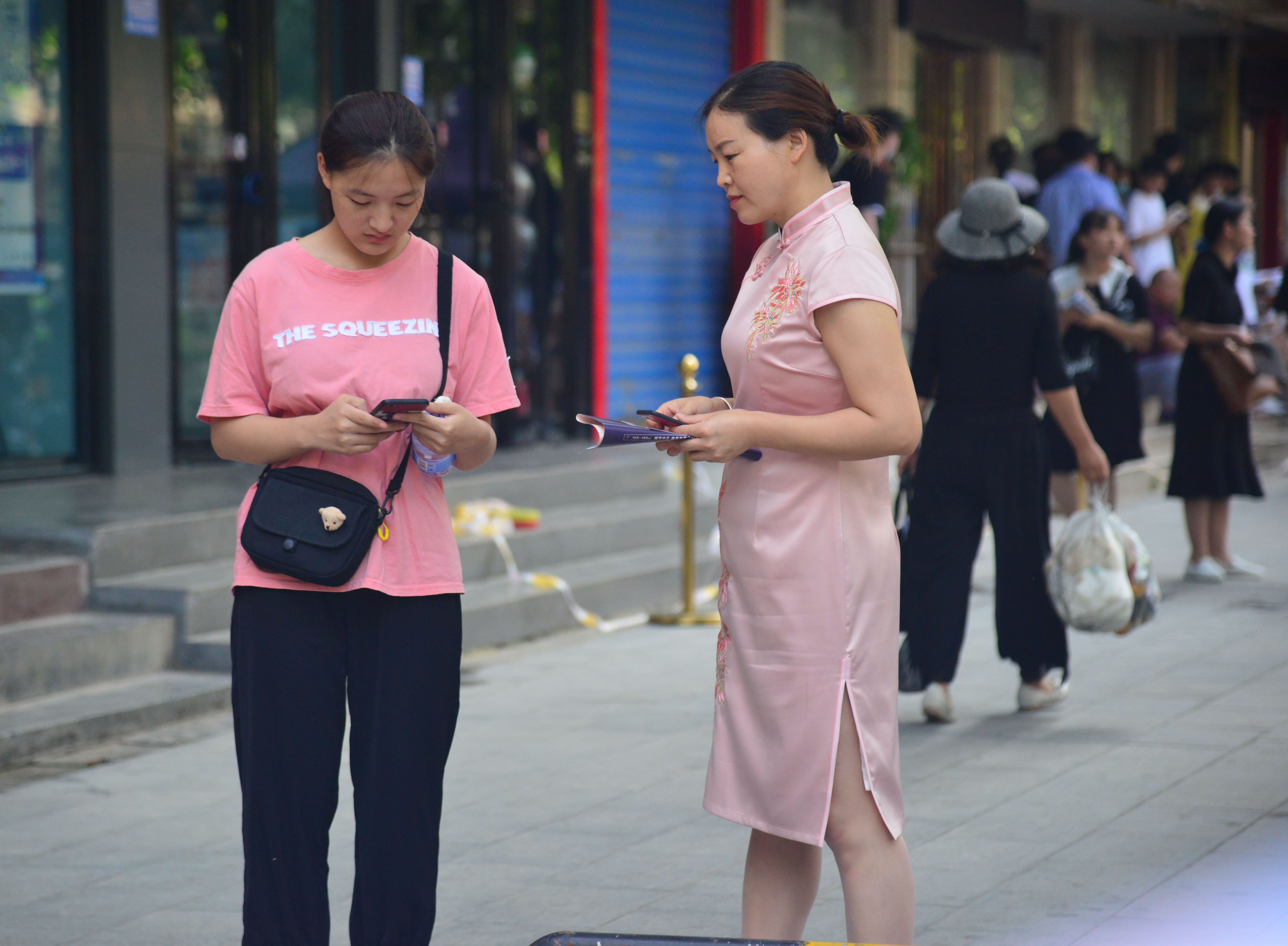 旗開(kāi)得勝！高考考場(chǎng)外的旗袍媽媽們