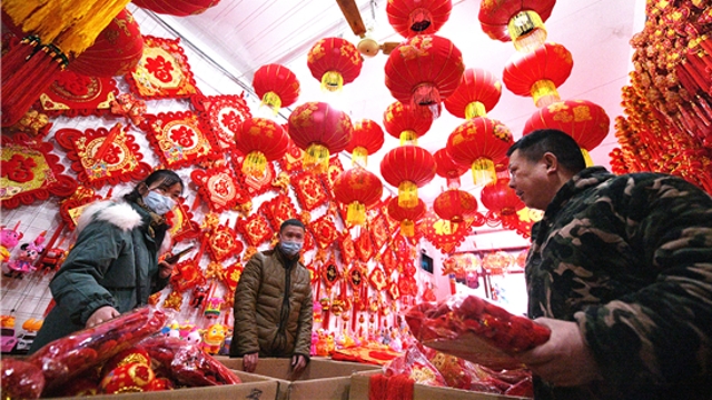 新年到！紅燈籠對(duì)聯(lián)市場(chǎng)俏