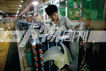 2010年5月10日，珠海格力電器工廠里，工人正在流水線上生產(chǎn)家用空調(diào)（方迎忠）