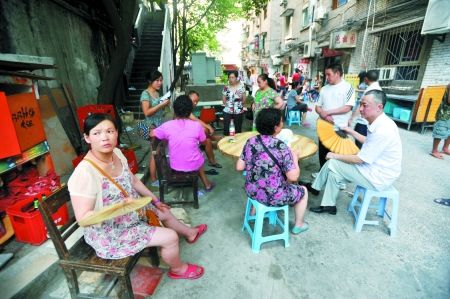 昨日，沙坪壩渝碚路，停電后市民來到院壩里乘涼。記者 張路橋 實(shí)習(xí)生 陳超 攝