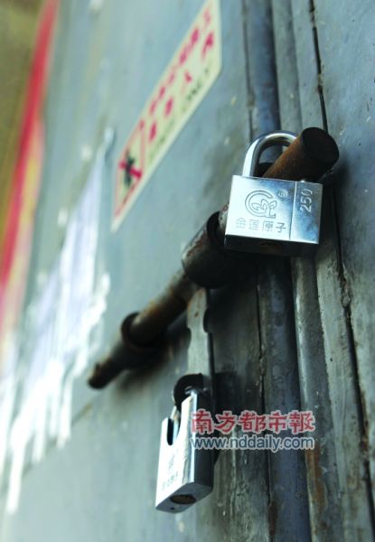 生產(chǎn)LED燈具的南海丹灶帥亮五金制品廠大門緊鎖，老板走佬。南都記者 陳志剛 攝