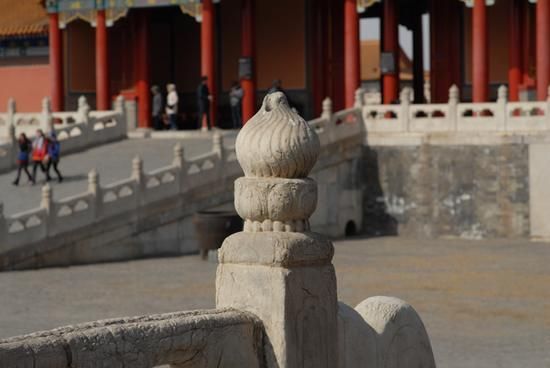 有窟窿的漢白玉石柱 有窟窿的漢白玉石柱