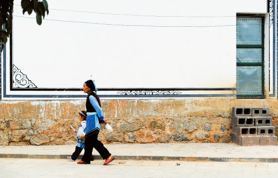 成年人都外出打工去了，剩下在村中閑逛的多是小 孩和老人，只要逗小孩玩樂(lè)，拍照也就更容易。