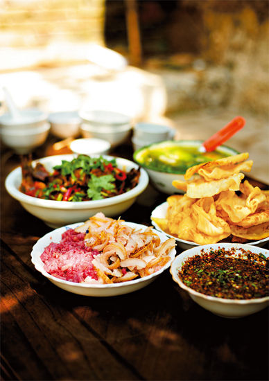 鮮魚、乳扇、生皮，這些在雙廊人看 來(lái)再普通不過(guò)的東西，比旅游招侍所 慣見的“農(nóng)家宴”更純正，所以，來(lái)到 雙廊的人，大多會(huì)吃到這樣的一頓地 道宴客菜。