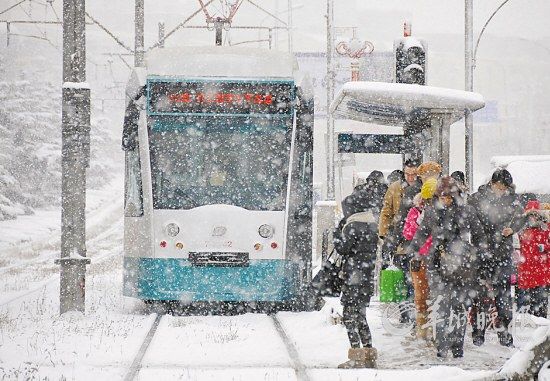 冬季，大連市民在雪中等候202路鐺鐺車 新華社發(fā)(呂文正 攝) 