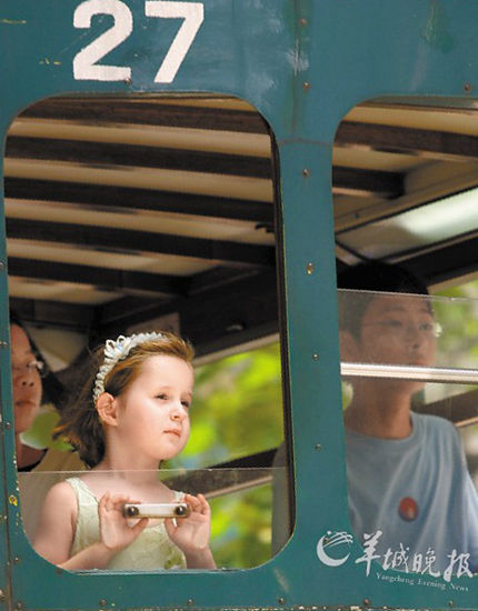 香港鐺鐺車上，一名外國小女孩在瞭望街景 陸平/CFP