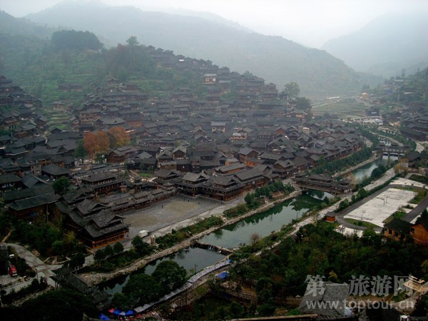 西山千戶苗寨全景(0).jpg
